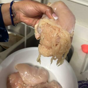 The Inspiring Transformation of WOMAN SHARED A PICTURE OF THE CHICKEN BREAST, WHICH WAS “SPAGETTIFIED”